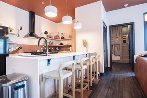Frigorífico, microondas, horno y placa de cocina