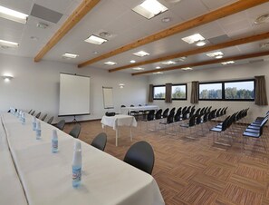 Meeting facility - Pool View Apartment by the French Marina (Le Grau-Du-Roi)