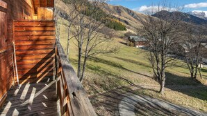 A wooden cabin with a balcony overlooking a mountainous landscape. - Cosy Alpine Studio With Wellness Access (Saint-Sorlin-d'Arves)