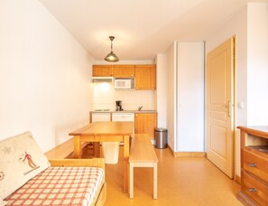 Living room - Cosy Alpine Studio With Wellness Access (Saint-Sorlin-d'Arves)