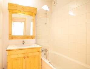 Bathroom - Cosy Alpine Studio With Wellness Access (Saint-Sorlin-d'Arves)