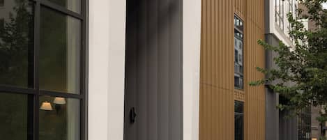 Un edificio con un letrero que dice 'The Quinley' en la fachada.