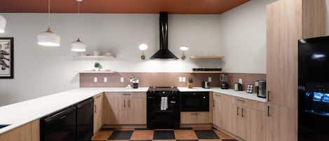 Una cocina moderna con suelo a cuadros, armarios de madera y electrodomésticos de acero inoxidable.