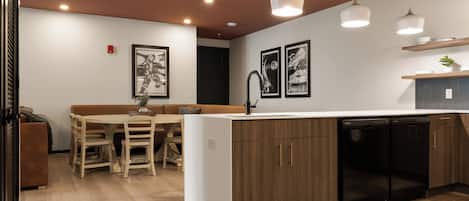 Una cocina moderna con una isla central, armarios de madera y lavavajillas.