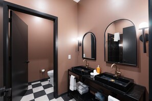 Unclassified image, 4 of 19, button - Superior Suite - Unit 702 (Nashville)