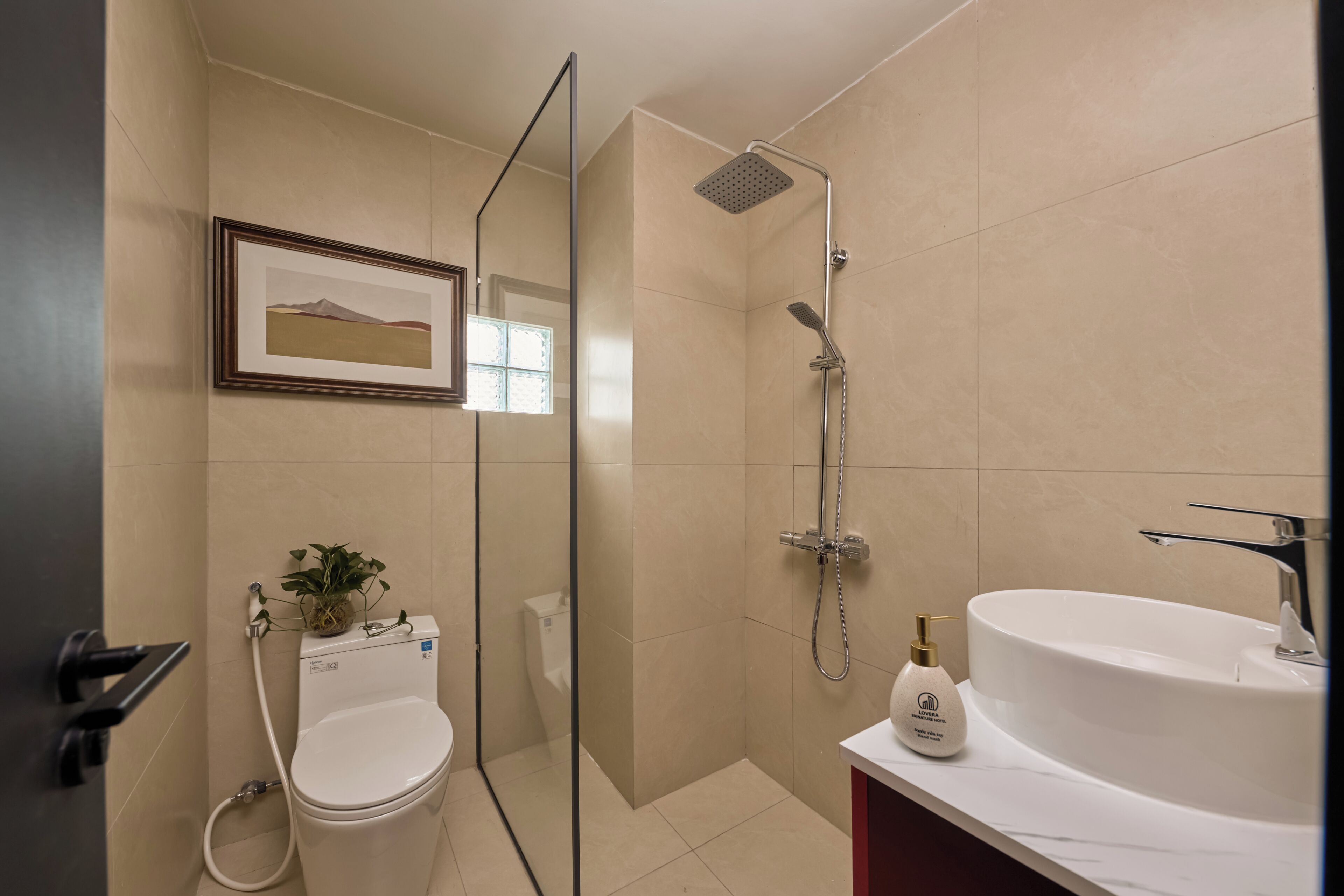 Une salle de bain moderne équipée de toilettes, d’une douche et d’un lavabo.