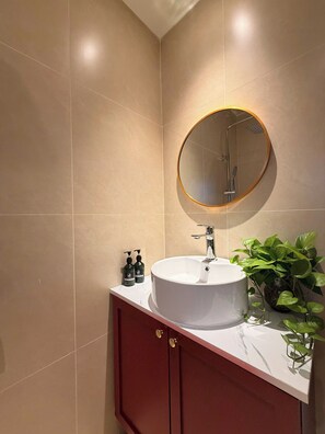 Kamar Superior | Kamar mandi | Shower, pancuran hujan, perlengkapan mandi gratis, dan pengering rambut