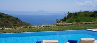 Stunning 4 Bed Villa, Sleeps 8 with breathraking views. Close to Katelios beach