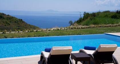 Stunning 4 Bed Villa, Sleeps 8 with breathraking views. Close to Katelios beach