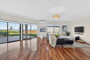 TV, fireplace, offices - 109 Newell Avenue, Middleton (Middleton)