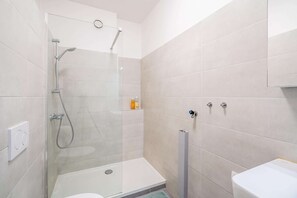 Comfort Apartment, 3 Bedrooms | Bathroom | Bathtub, hair dryer, shampoo - Lavish Apartment in Antwerp (Antwerp)