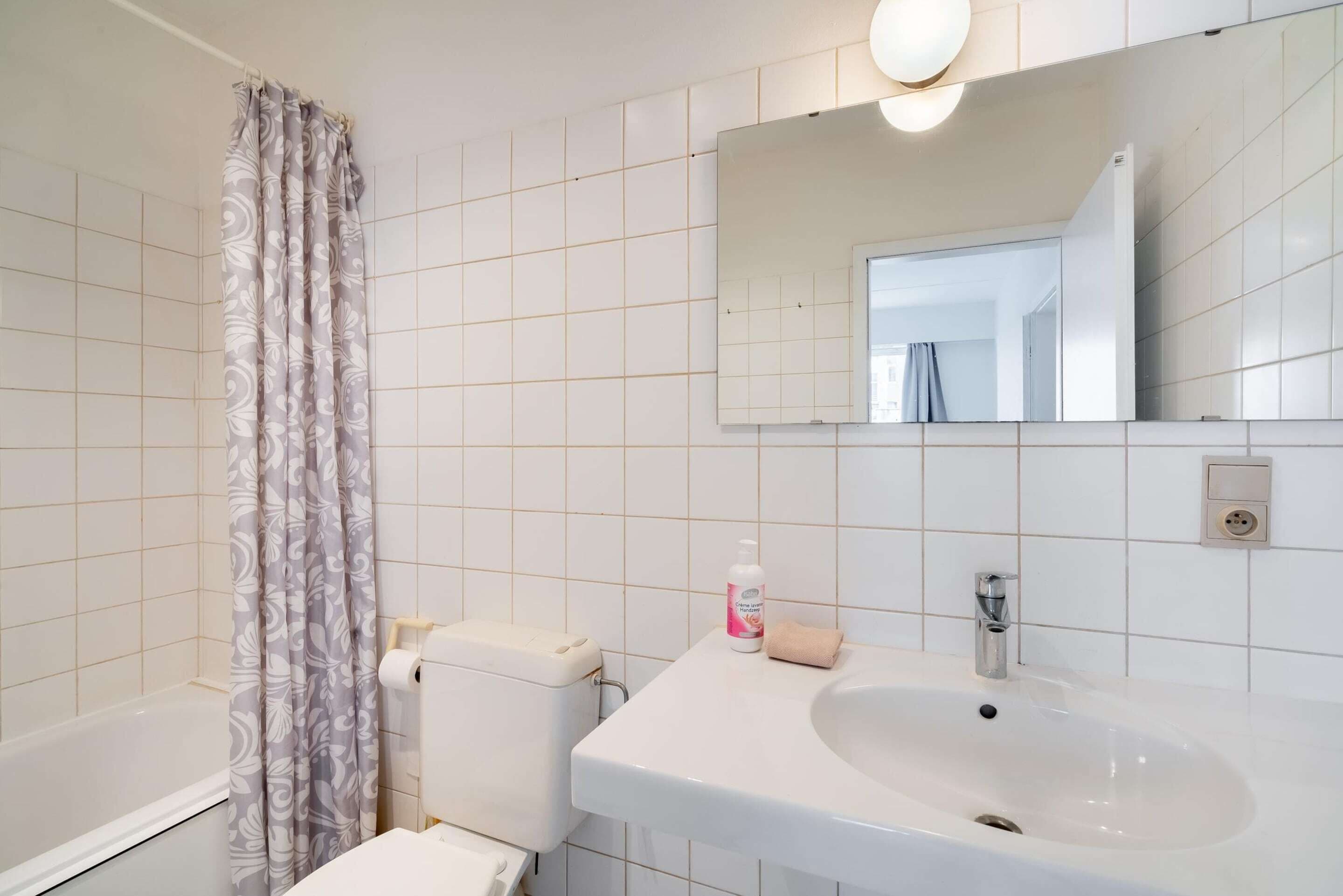 Departamento Elite, 2 habitaciones | Baño | Tina, secadora de cabello, shampoo 