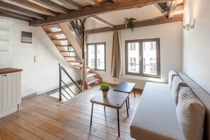 Apartamento clássico, 3 quartos | Sala de estar