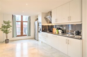 Appartamento Deluxe, 3 camere da letto | Cucina privata | Frigorifero, microonde, forno, macchina per tè/caffè