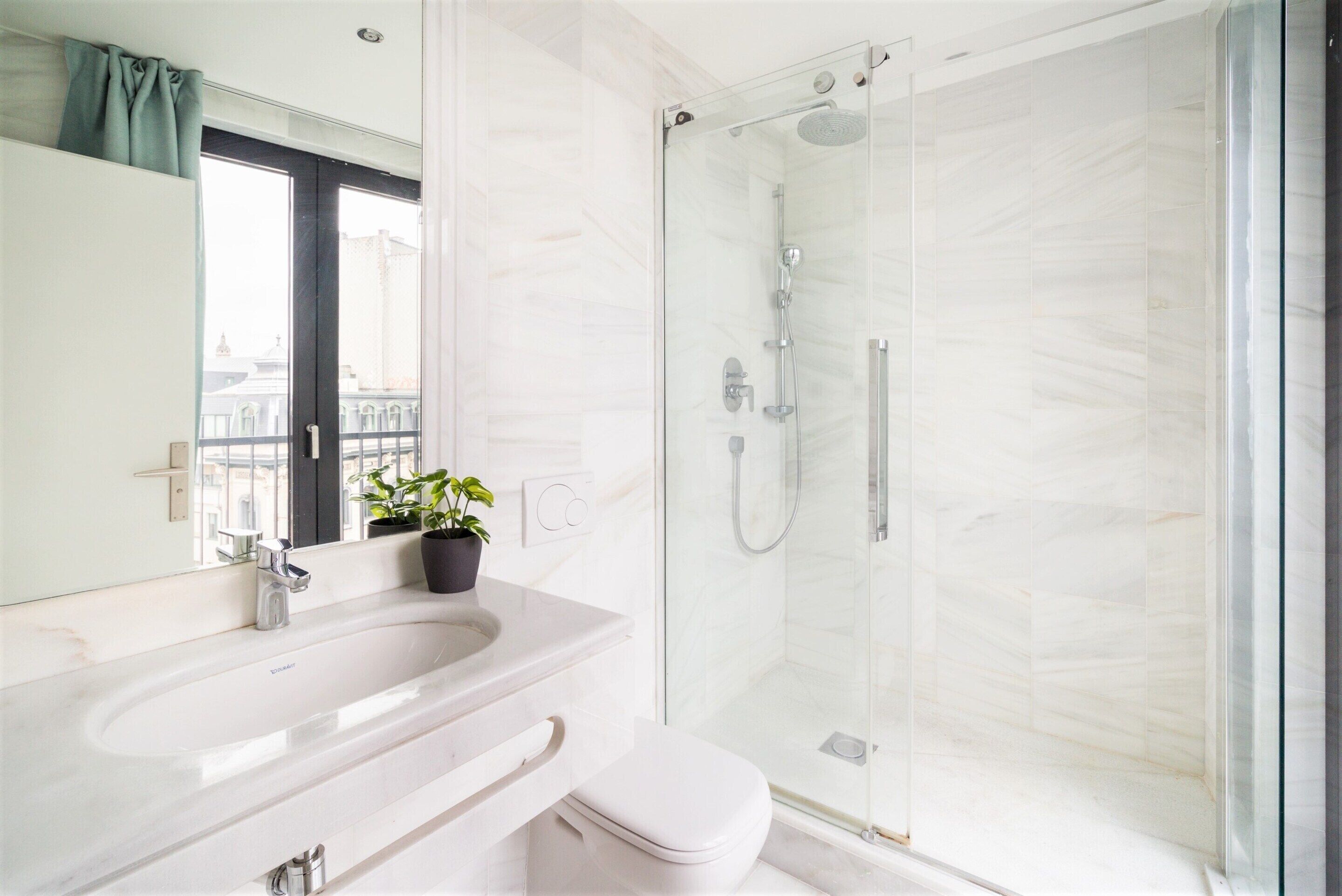 Classic Apartment, 3 Bedrooms | Bathroom | Bathtub, hair dryer, shampoo