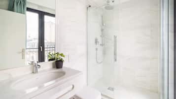 Classic Apartment, 3 Bedrooms | Bathroom | Bathtub, hair dryer, shampoo