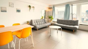 Deluxe appartement, 2 slaapkamers | Woonkamer