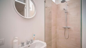 A bathroom with a sink, mirror, and shower. - Bright Lodge 6-person Antwerp (Antwerp)