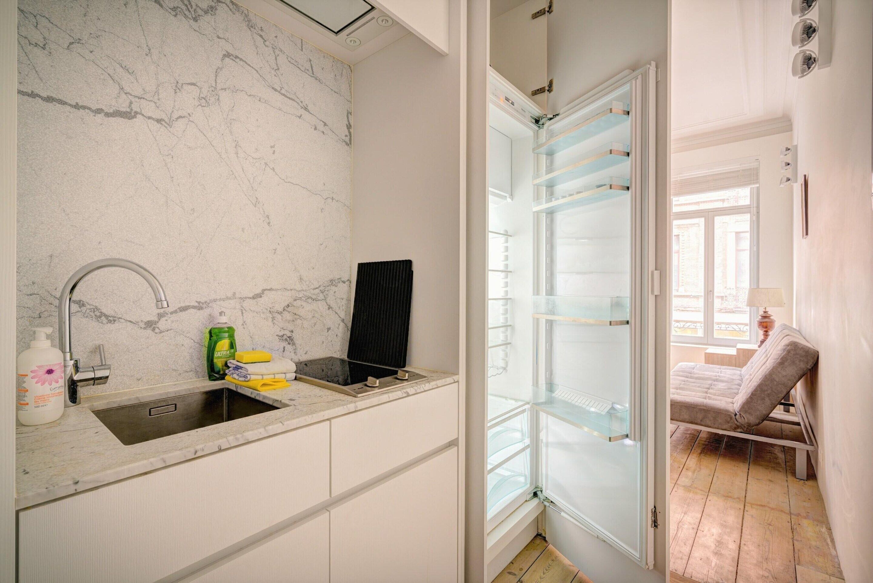 Classic Apartment, 3 Bedrooms | Private kitchen | Fridge, microwave, stovetop, coffee/tea maker