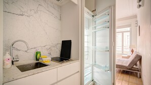 A kitchen with a marble backsplash, a sink, and a countertop with cleaning supplies. - Bright Lodge 6-person Antwerp (Antwerp)