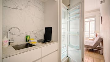 Classic Apartment, 3 Bedrooms | Private kitchen | Fridge, microwave, stovetop, coffee/tea maker