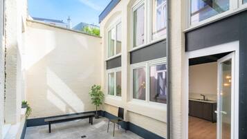 Classic Apartment, 3 Bedrooms | Balcony