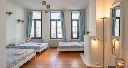Lively City Getaway for 10 Near Meir
