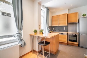 Fridge, oven, stovetop, coffee/tea maker - Lively City Getaway for 10 Near Meir (Antwerp)