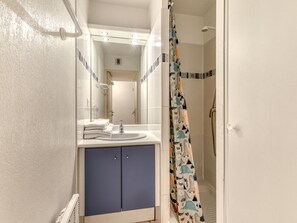 Apartment | Bathroom - Large Seaview Stay for 8 in Valras Plage (Valras-Plage)