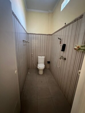 Kamar Double Basic | Kamar mandi | Shower, perlengkapan mandi gratis, handuk, dan sabun