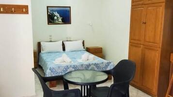 Estudio, vista a la montaña | Tabla de planchar con plancha, wifi gratis y ropa de cama