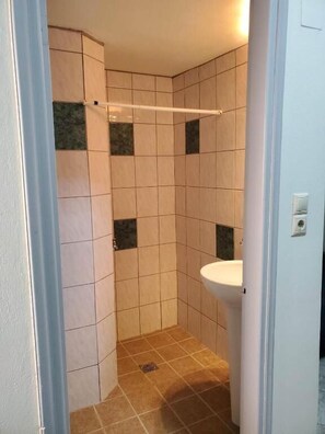 Vierbettzimmer, Bergblick | Badezimmer | Dusche, Haartrockner, Handtücher, Toilettenpapier