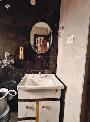 Deluxe Room, Air conditioning | Bathroom | Free toiletries, hair dryer, towels, soap - Raj Villa (Varanasi)