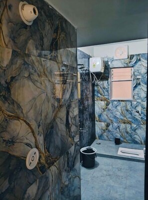 Habitación básica doble | Baño | Amenidades de baño gratuitas, secadora de cabello, toallas, jabón 