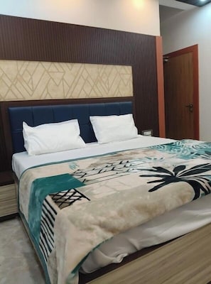 Deluxe Room, Air conditioning | Desk, laptop workspace, free WiFi - Raj Villa (Varanasi)