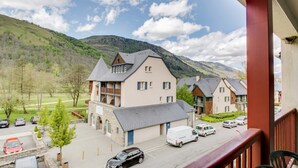 A residential area with houses, a street, and a mountain in the background. - 4-guest Studio Near Thermal Baths (Loudenvielle)