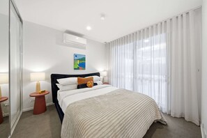 1 bedroom, laptop workspace, bed sheets - Stylish 1-bed Retreat in Braddon (Canberra)