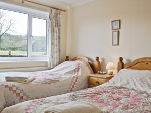 Free WiFi - Single storey detached cottage with enclosed gardens and spectacular views. (Worton near Askrigg)