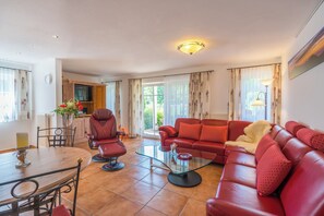 Living area - Beautiful, bright vacation apartments with use of sauna world, natural swimming pond, carport, (Wertach)