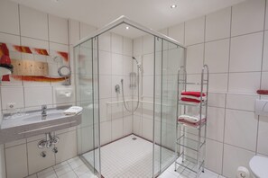 Hair dryer, towels, soap, toilet paper - Beautiful, bright vacation apartments with use of sauna world, natural swimming pond, carport, (Wertach)