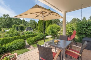 Outdoor dining - Beautiful, bright vacation apartments with use of sauna world, natural swimming pond, carport, (Wertach)