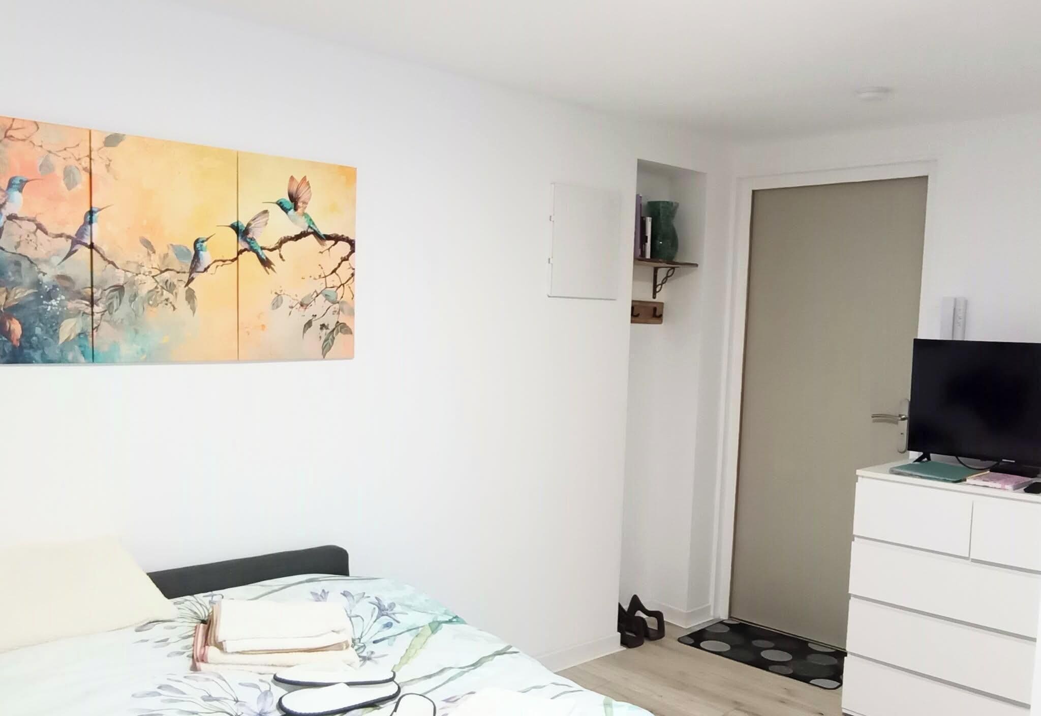 Tabla de planchar con plancha, cuna de viaje, wifi gratis y ropa de cama