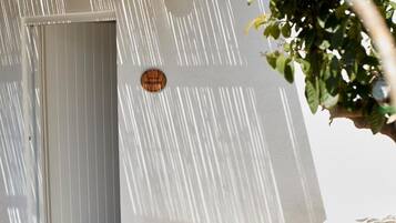 Deluxe-Doppelzimmer, Terrasse, Blick auf den Innenhof | Außendetails