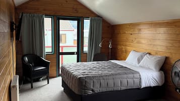 Chalet, 1 Queen Bed | Soundproofing, iron/ironing board, free WiFi