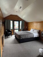 Chalet, 1 Queen Bed | Soundproofing, iron/ironing board, free WiFi