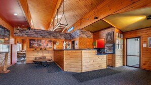 Un intérieur en bois comprenant un bar, une table à manger et un comptoir de cuisine.