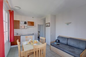 Apartemen | Dapur pribadi | Kursi makan untuk bayi dan perlengkapan kebersihan