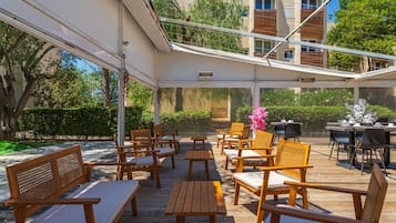 Apartment | Outdoor dining