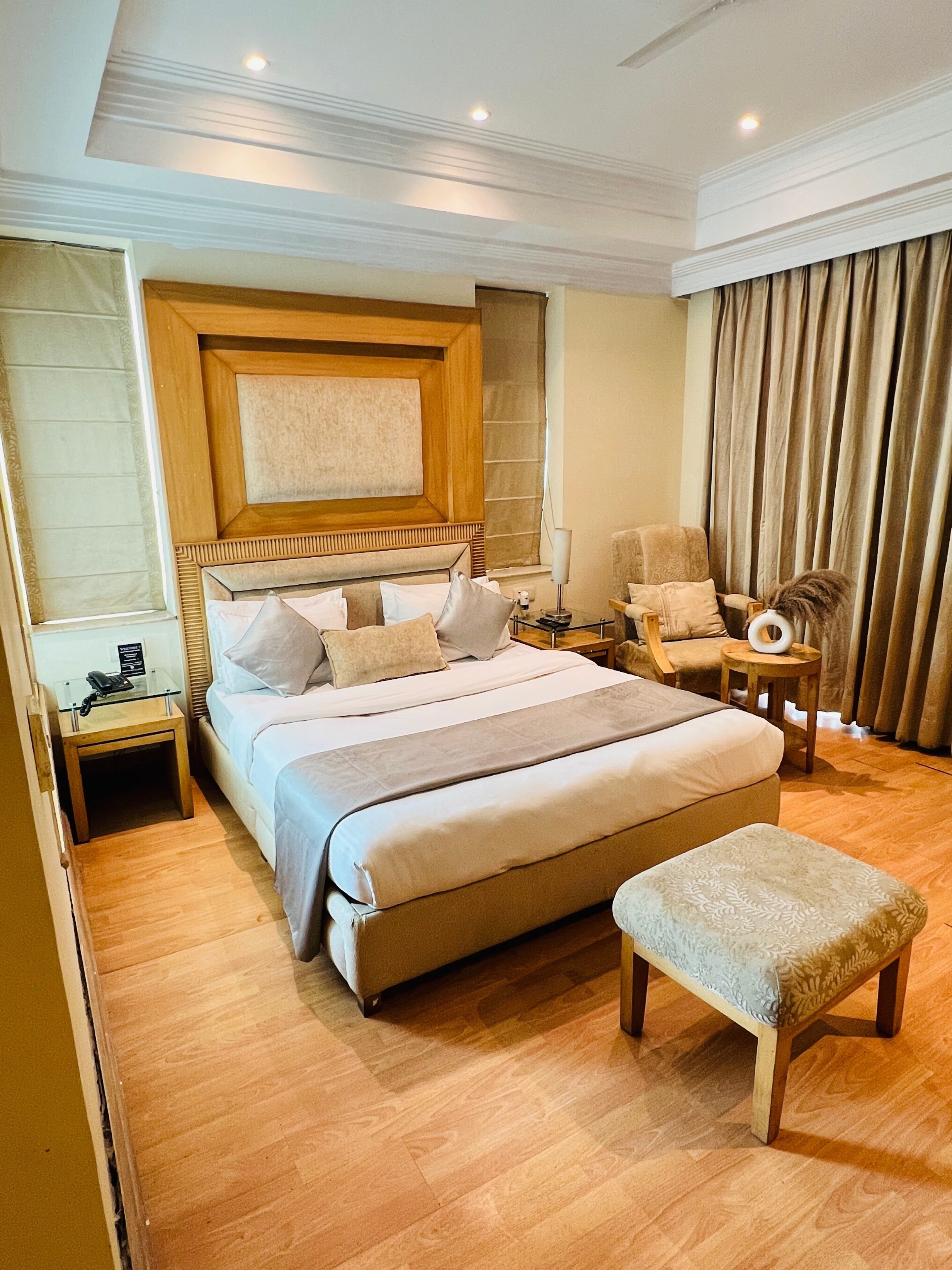 Chambre Double Deluxe, 1 très grand lit, climatisation, vue ville | Coffres-forts dans les chambres, bureau