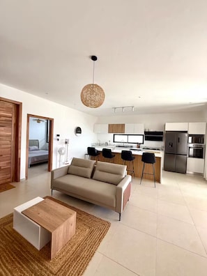 Eine moderne Wohnung mit Wohnzimmer, Küche und Essbereich.